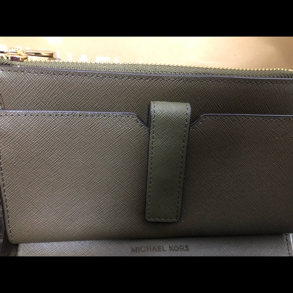 Michael Kors Wristlet (Wallet) - Picture 4 of 5